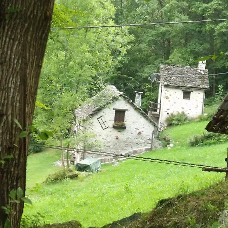 Piccola Oasi Nella Frescura Delle Alpi Tra Verdi Boschi E Sorgenti Di Acqua Purissima