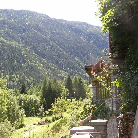 Piccola Oasi Nella Frescura Delle Alpi Tra Verdi Boschi E Sorgenti Di Acqua Purissima